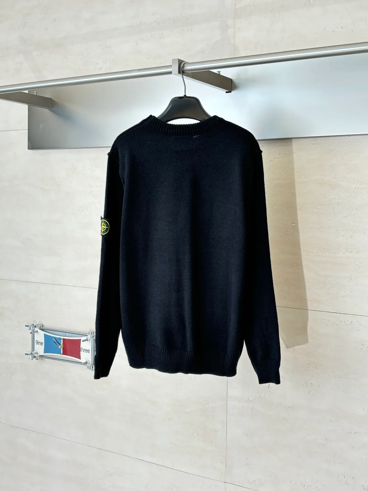 P410 Stone islan*/stone island solid color basic armband round neck knitted sweater. The original version was purchased and developed by 2488. The fabric is made of wool yarn blended nylon. The overall comfort is more skin-friendly than the original version. The YB upper body is particularly tight. We adjusted the overall feel and skin-friendly feeling based on the original wool yarn quality. Both are more comfortable and breathable than the ZP upper body. There is no difference between the stripes and the original version. And it can be done with full grade. Supports random detection of wool content. We ensure that every item our customers receive is of high quality. It also needs to be taken to the tatting factory for secondary processing. Stone Island armband, the overall wiring is straight and delicate, the fabric is comfortable and soft, the color is consistent without color difference Size: S/M/L/XL